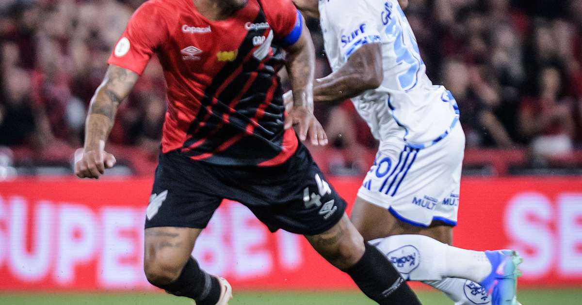 Cruzeiro enfrenta dificuldades como visitante contra Athletico-PR; confira análise das atuações.