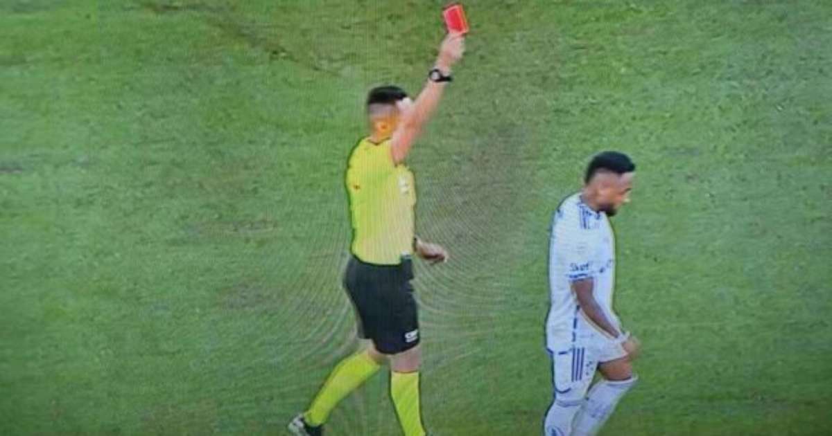 Rafa Silva lamenta expulsão por falta precoce em jogo e se desculpa