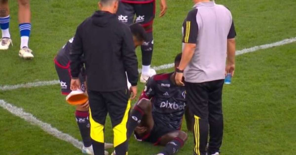 Gerson reclama de dores na coxa após jogo entre Flamengo e Internacional.