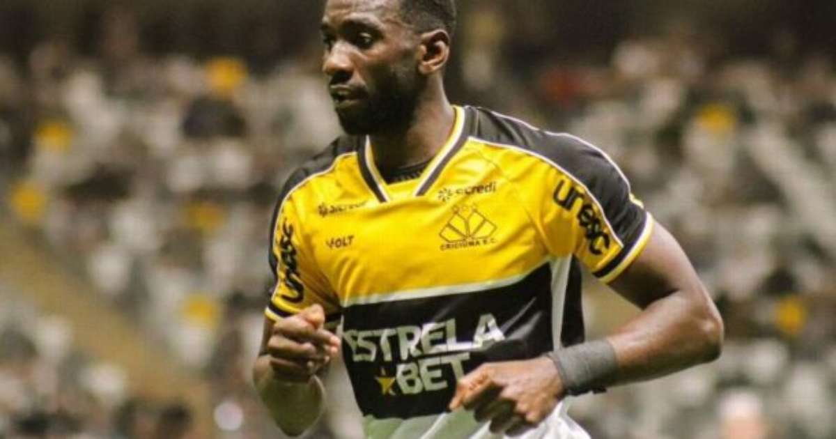Bolasie, jogador do Criciúma, deseja conhecer ídolo do Flamengo no futebol brasileiro.
