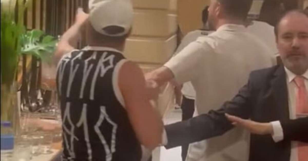 Torcedores corintianos protestam contra presidente em hotel durante viagem na Argentina.