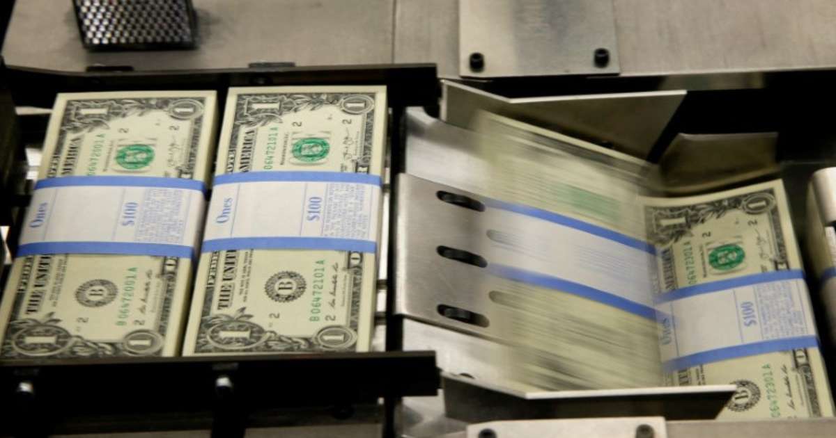 Dólar dispara e fecha a R$ 5,86, no maior valor desde maio de 2020