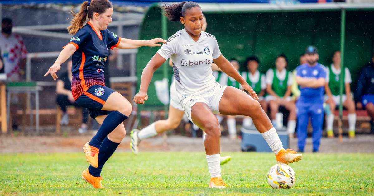 Gurias gremistas dominam ADERGS e largam na frente na semifinal do Gauchão Feminino Sub-17.