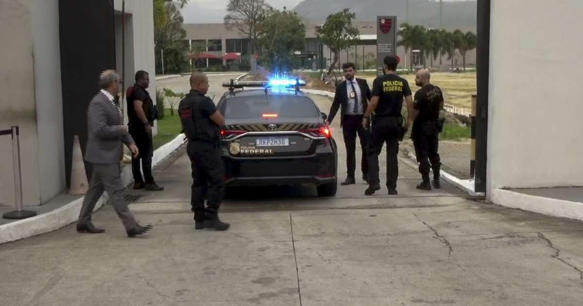 Agentes surpreendem Bruno Henrique, atleta do Flamengo, em sua residência durante sono.