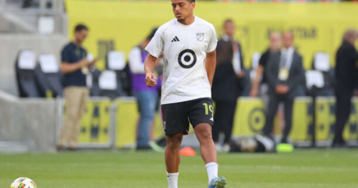 Evander considera retorno ao Vasco e recebe oferta de Flamengo e Palmeiras.