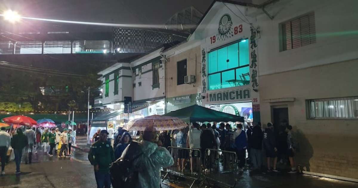 Torcedores aliados se juntam à Mancha Alviverde antes de jogo decisivo.