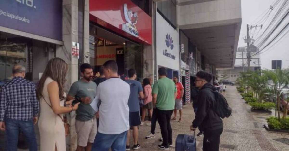 Torcedores flamenguistas em busca de ingressos para final da Copa do Brasil