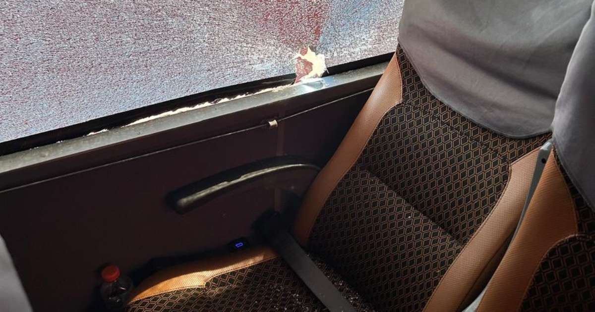 ônibus do Corinthians é atacado por pedras em Salvador antes de partida.