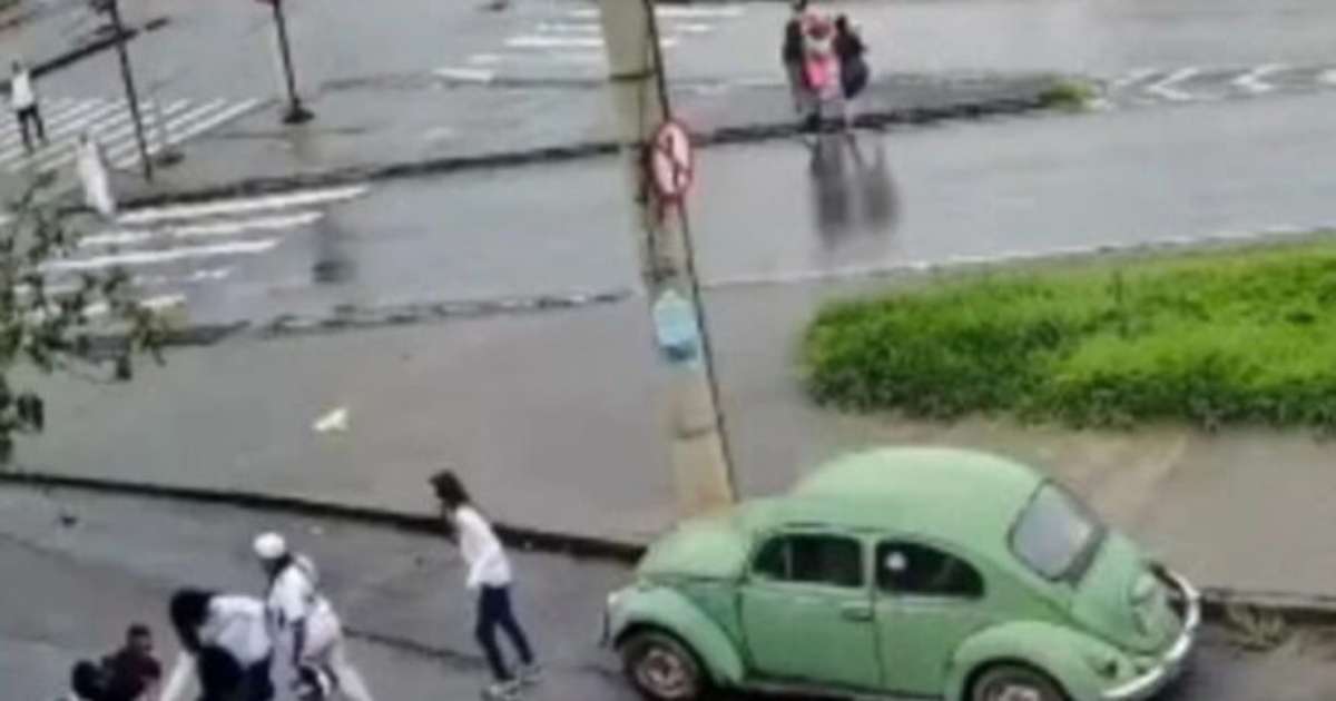 Torcedora do Atlético é agredida por cruzeirenses em Belo Horizonte.