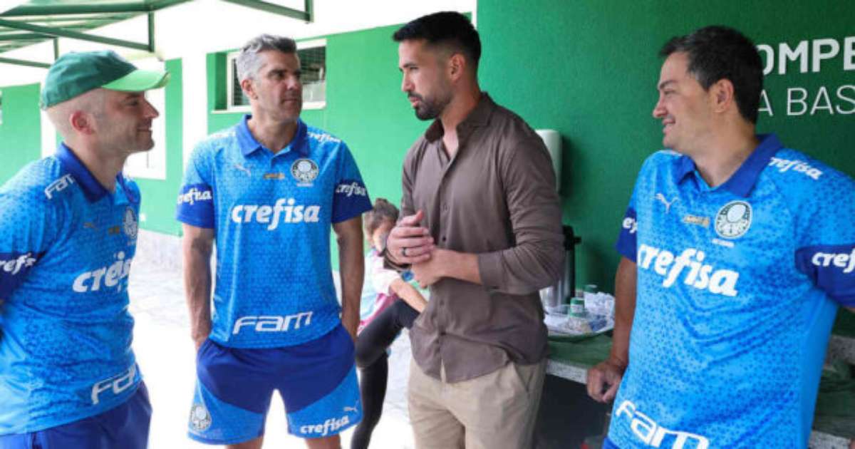 LEMBRAM DELE? Zagueiro multicampeão pelo Palmeiras faz visita ao CT do clube