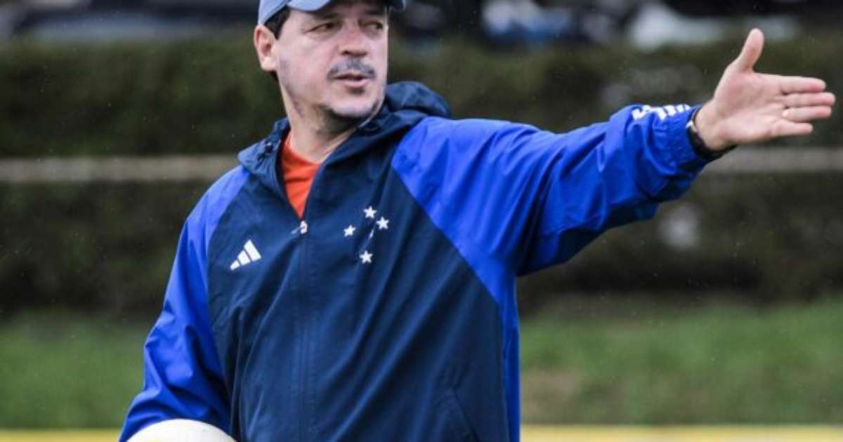 Treino na Toca II do Cruzeiro apresenta atacantes em sessões individuais.