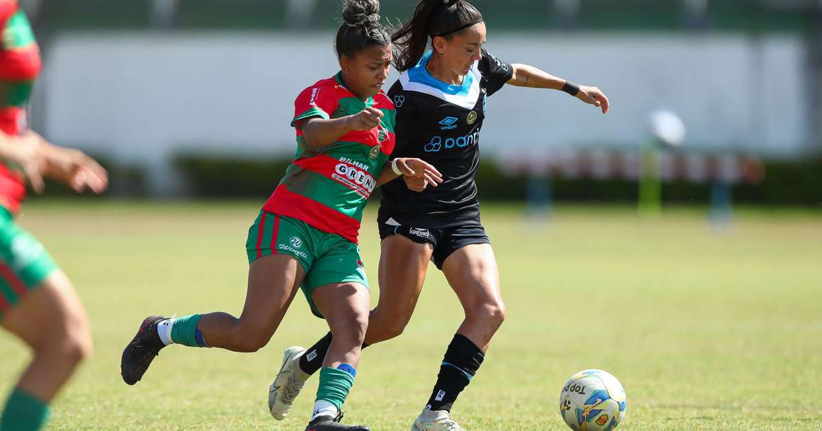 Grêmio goleia Brasil de Farroupilha e garante vaga na final gaúcha.