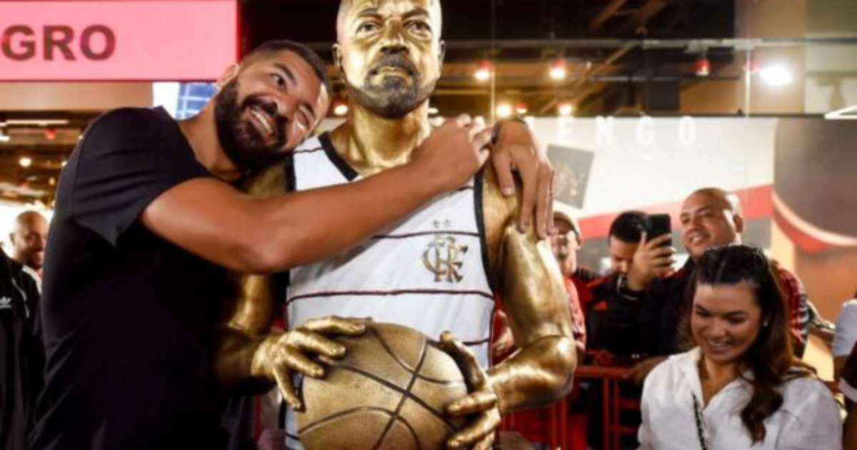 CRAQUE DAS QUADRAS! Flamengo homenageia ídolo do basquete com busto na sede do clube