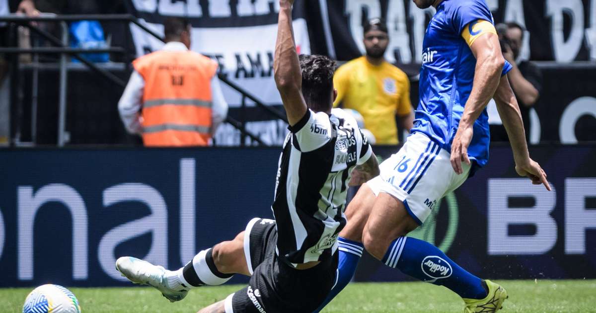 Lucas Silva destaca evolução do Cruzeiro no segundo tempo contra o Corinthians.