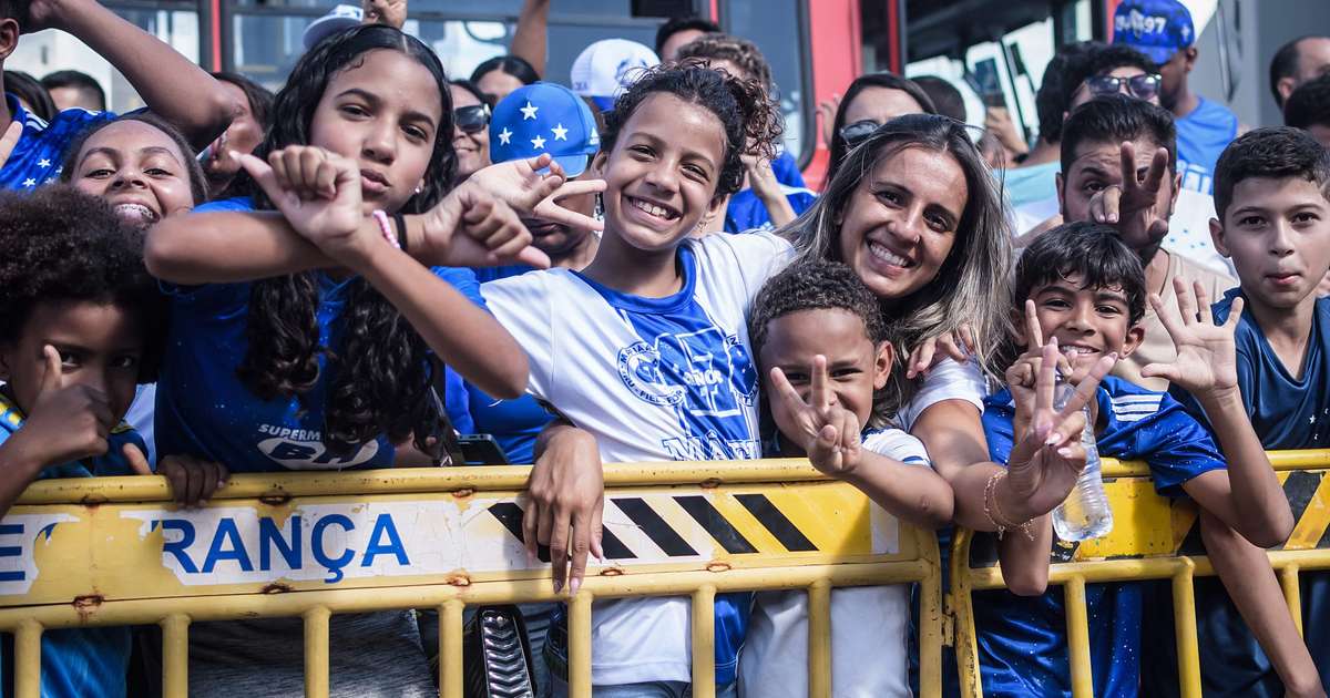 AEROZÊRO NO PARAGUAI! Torcida do Cruzeiro transforma aeroporto em palco de apoio antes da final da Sul-Americana!