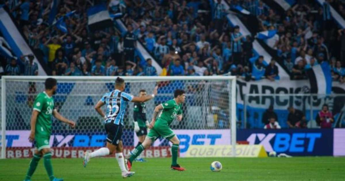 Grêmio empata nos acréscimos contra o Juventude em jogo emocionante.
