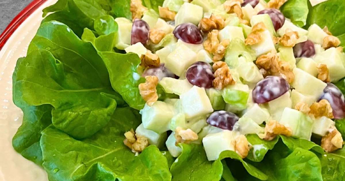 Salada waldorf: maçã, salsão, nozes e molho de iogurte