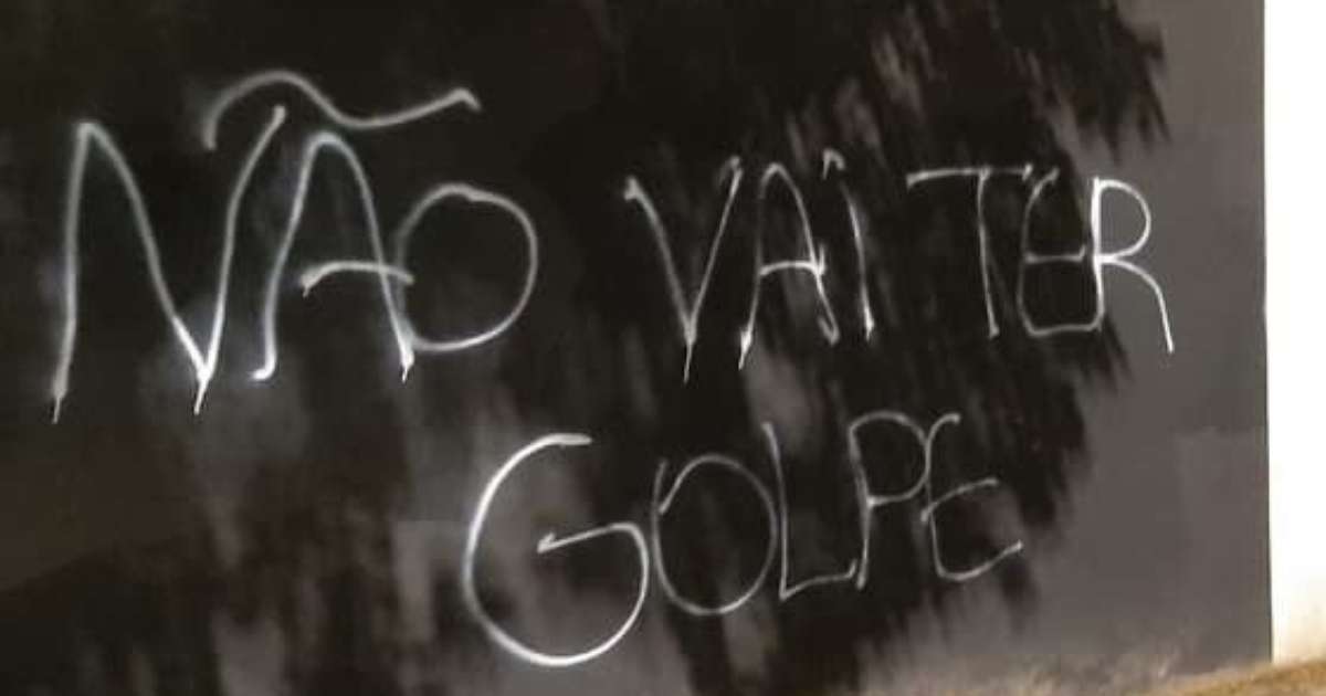 Pichações nos Muros do Parque São Jorge Geram Protesto Contra Impeachment de Augusto Melo