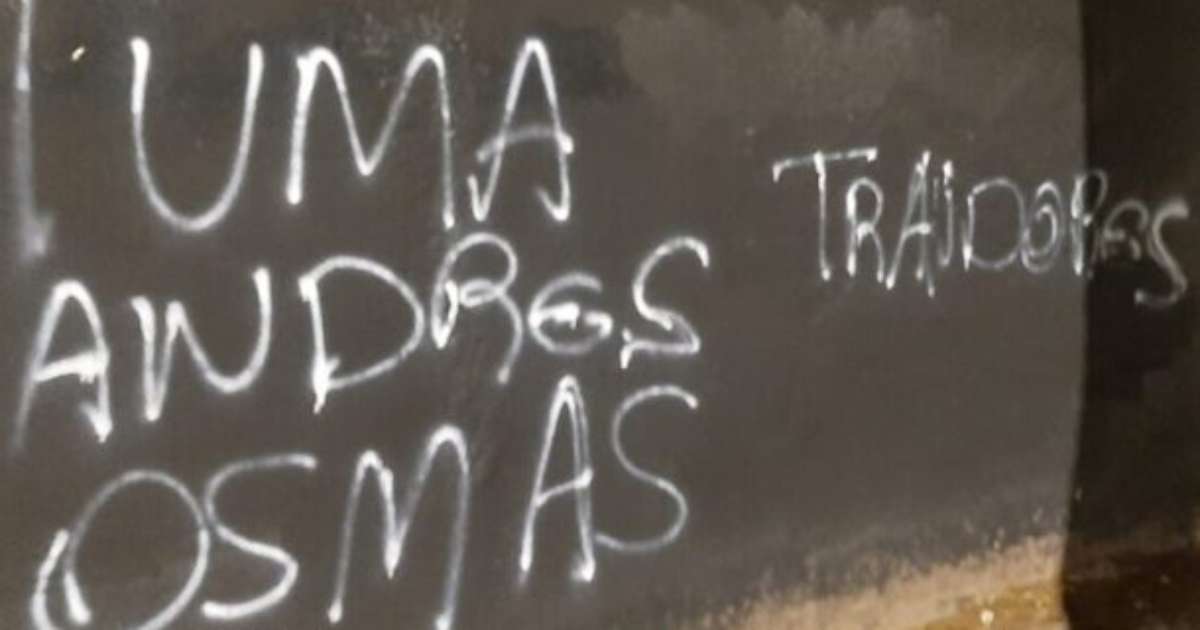 Pichação nos Muros da Sede do Corinthians: Resistência Contra Possível Golpe.