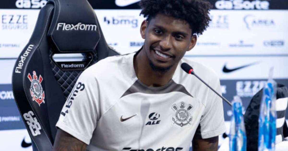 Hugo Souza emociona-se com continuidade no Corinthians e almeja Seleção.