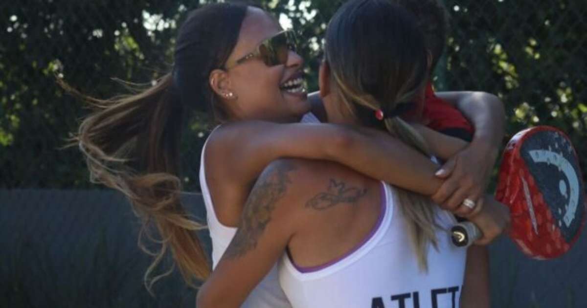 Bruno Henrique celebra esposa campeã de Beach Tennis em dia de torcedor