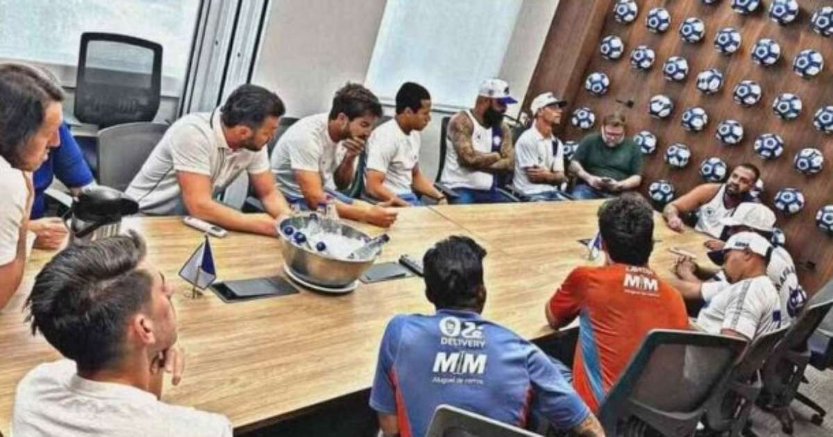 Cobranças de torcida organizada atingem elenco do Cruzeiro e Fernando Diniz