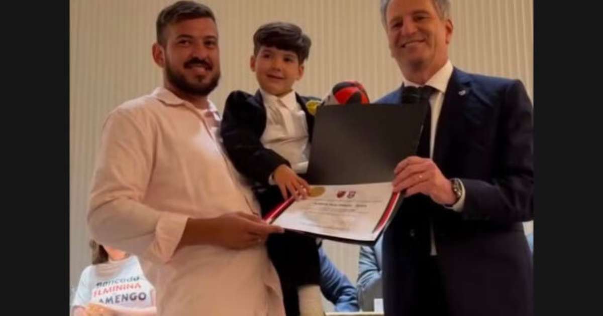 Flamengo homenageia filho de Everton Ribeiro com título de sócio honorário