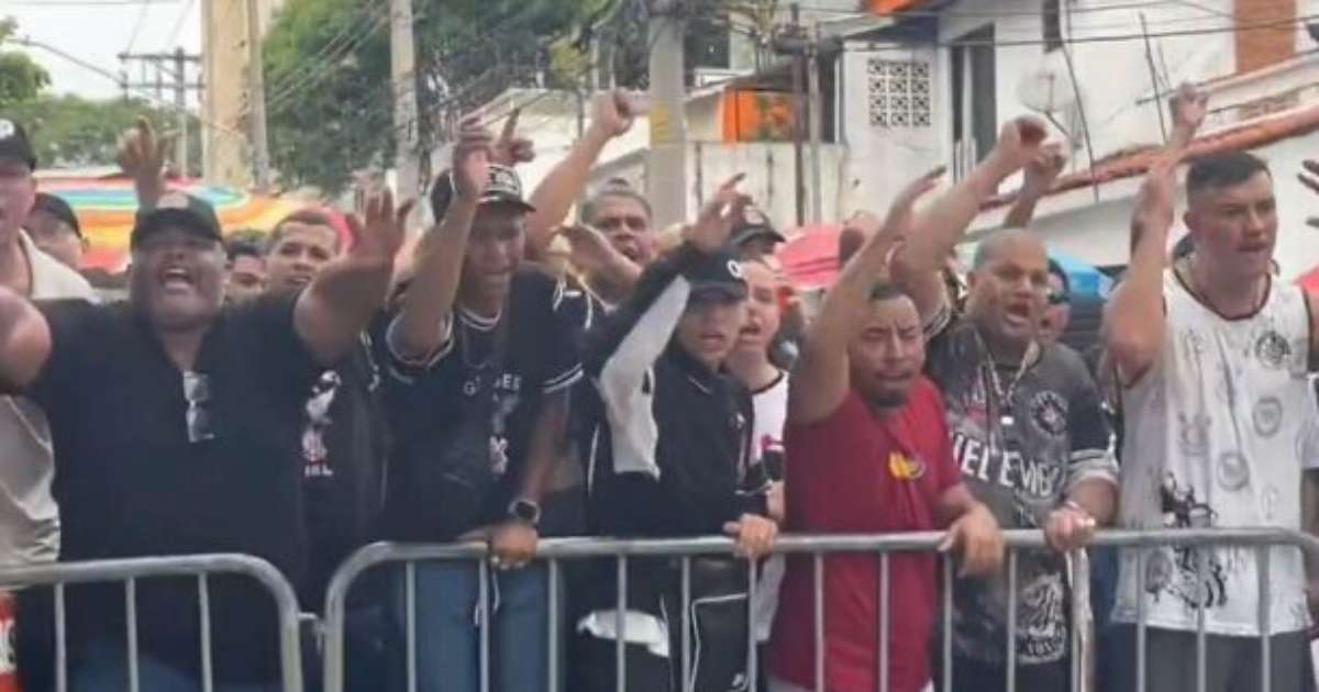 Policiais e torcedores presentes na votação de impeachment na sede do Corinthians.