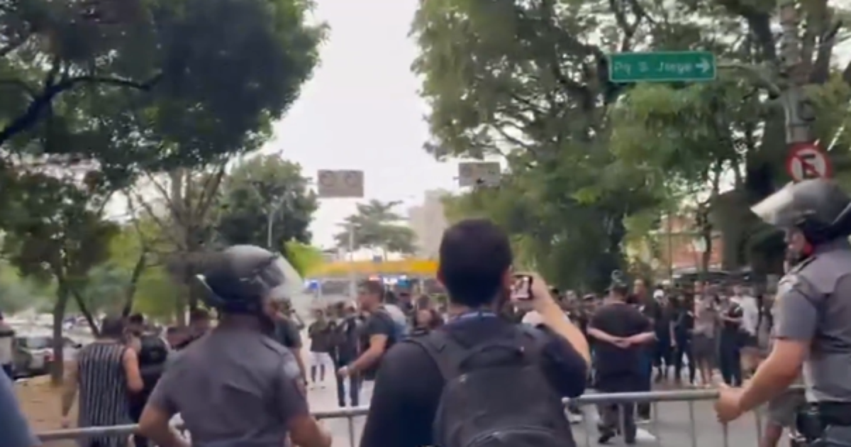 Torcida do Corinthians protesta contra impeachment de Augusto Melo no clube.