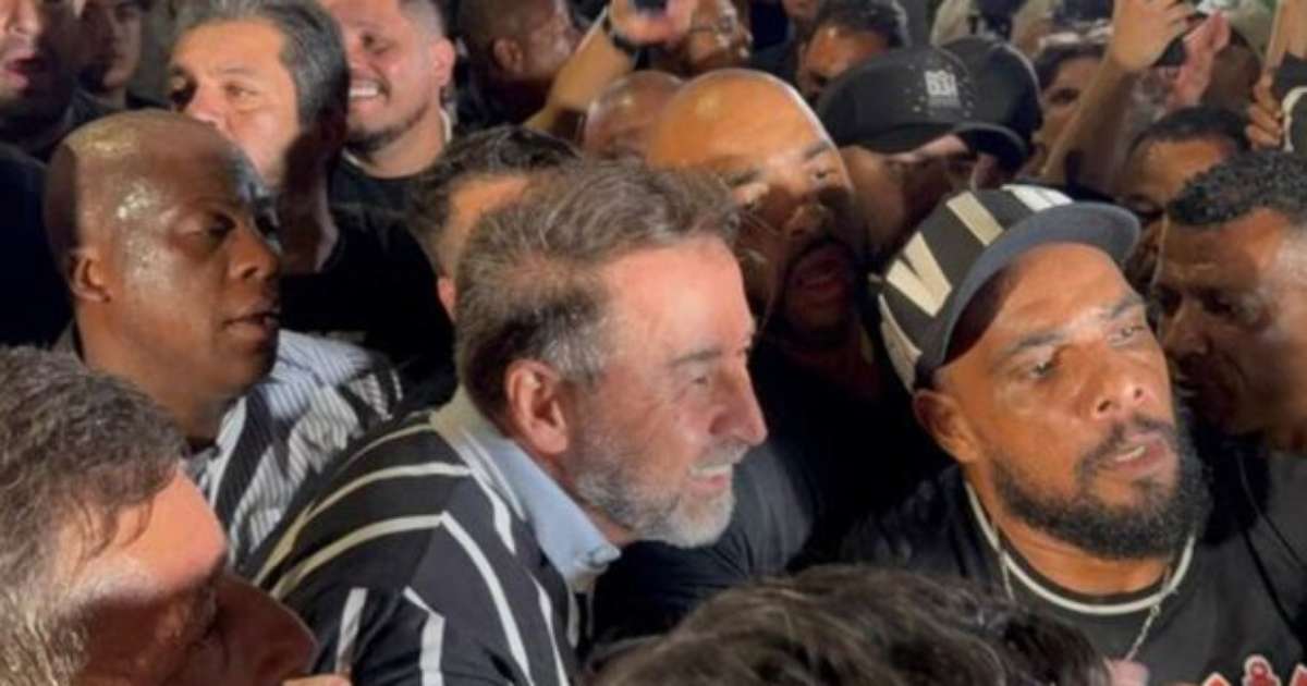 Fiel Augusto Melo vibra pelo bem do Corinthians nos braços.