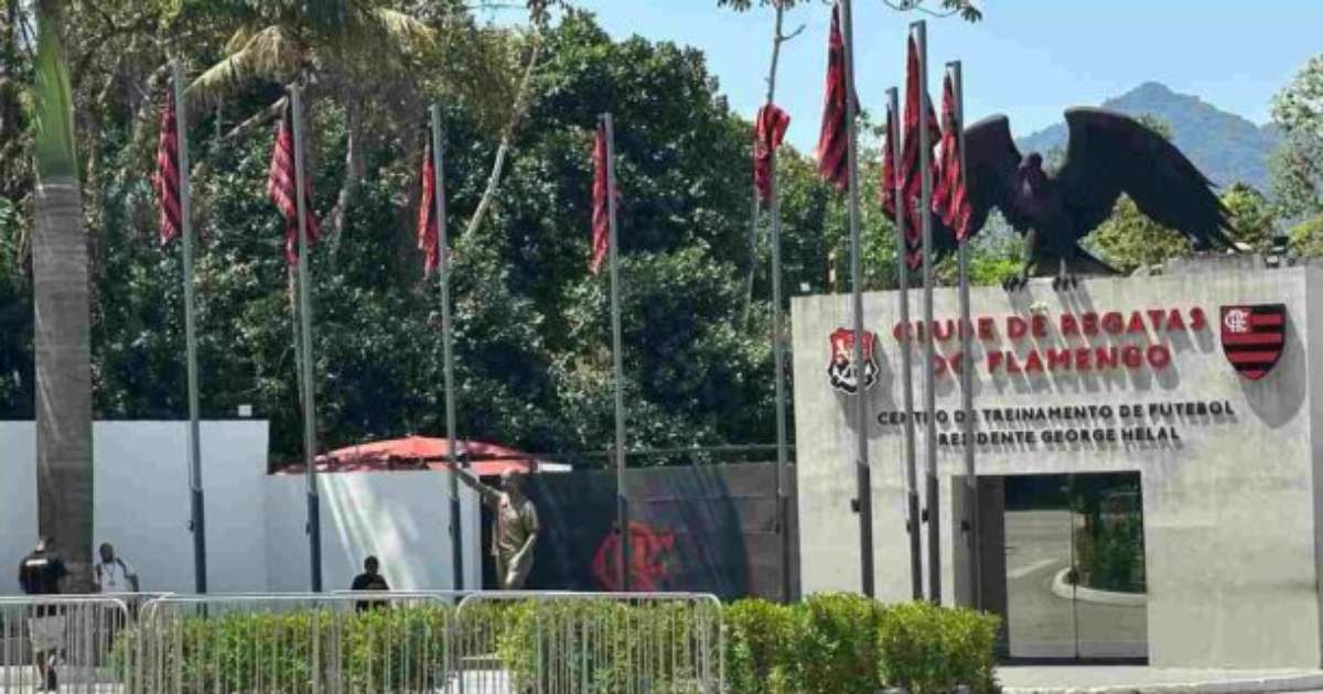 Torcedores do Flamengo picham muro no Ninho do Urubu por motivo curioso.