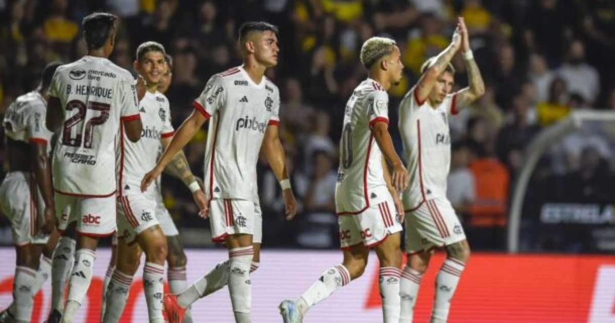 Flamengo conquista terceiro lugar no Brasileiro e recebe premiação correspondente.