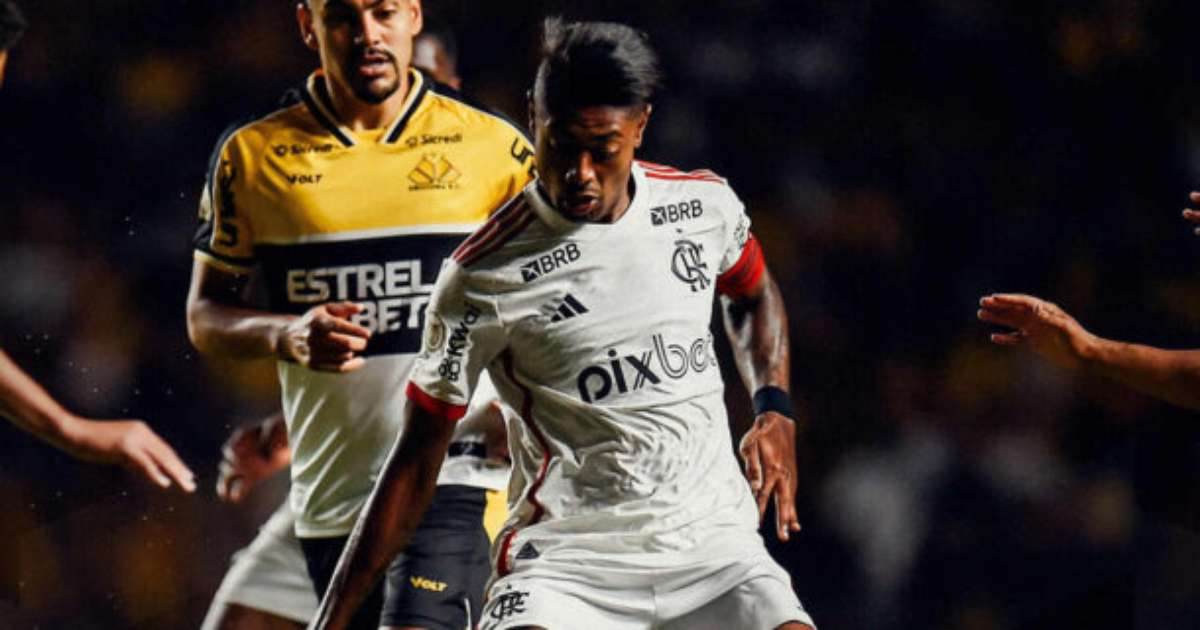 Flamengo domina jogo contra o Criciúma e garante vitória tranquila; Fluminense comemora.