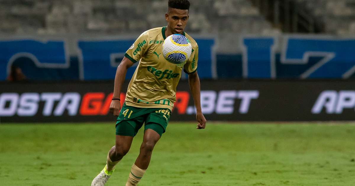 Estêvão conduz Palmeiras à virada sobre Cruzeiro e mantém vivo sonho do tri.