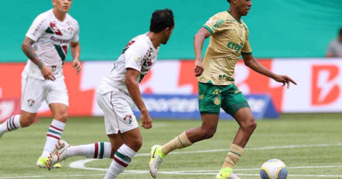 Estêvão lamenta perda do título no Palmeiras, apesar de celebrar prêmios conquistados.