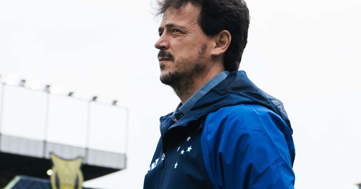 A trajetória de Fernando Diniz no Cruzeiro: entrevista e desempenho no clube.