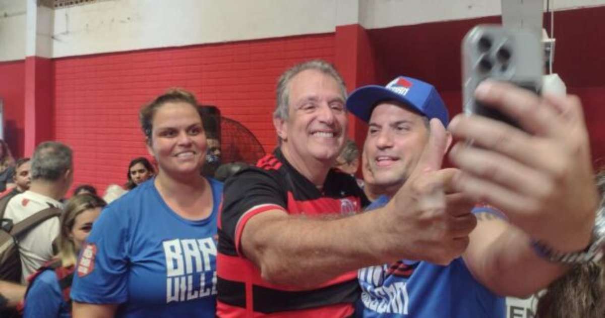 Protestos e Celebração: Presidente do Flamengo, Bap, Festeja com Apoiadores.