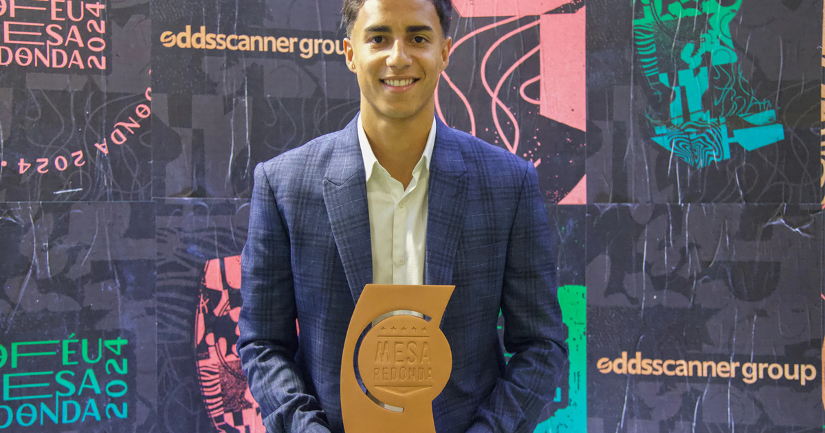 Vitor Reis premiado como melhor zagueiro da temporada pela Troféu Mesa Redonda.