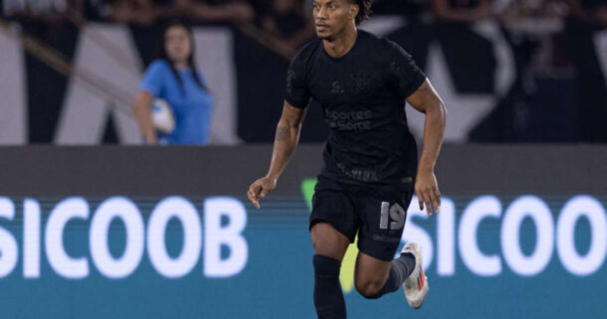 Corinthians mantém André Carrillo com renovação de contrato.
