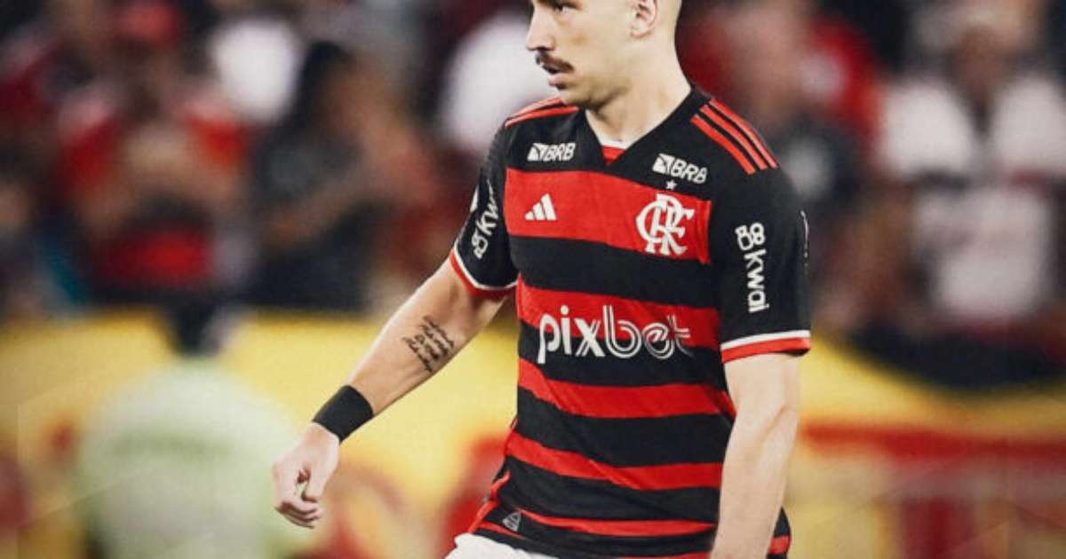 Zagueiro do Flamengo surpreende ao pedir namorada em casamento durante treino.