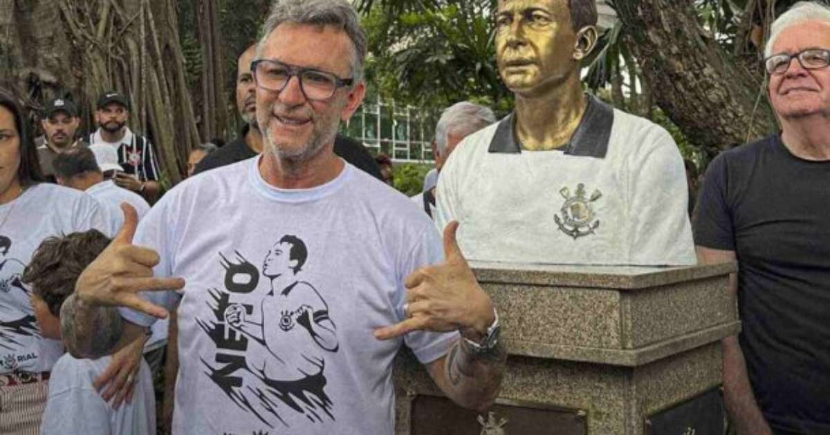 Emoção de Neto: Homenagem do Corinthians o comove durante partida emocionante.