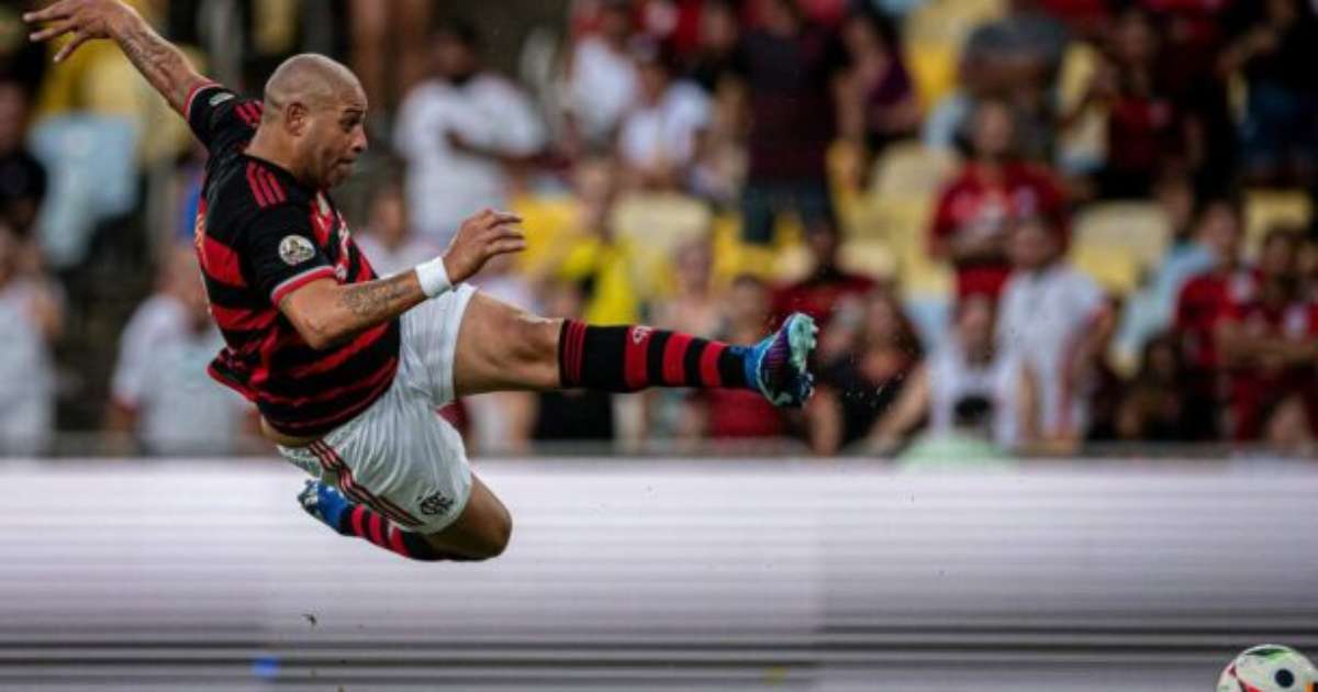 Adriano marca gols decisivos em partida festiva do Flamengo contra Amigos da Itália
