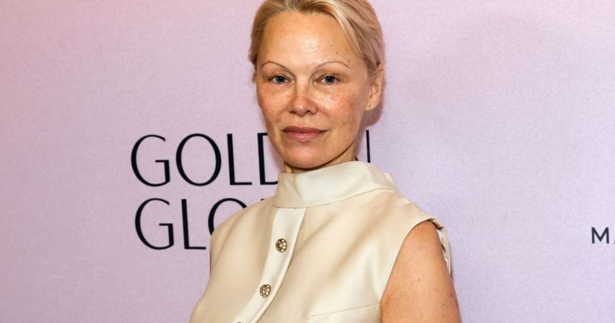 Pamela Anderson elege look minimalista e visual sem maquiagem em evento