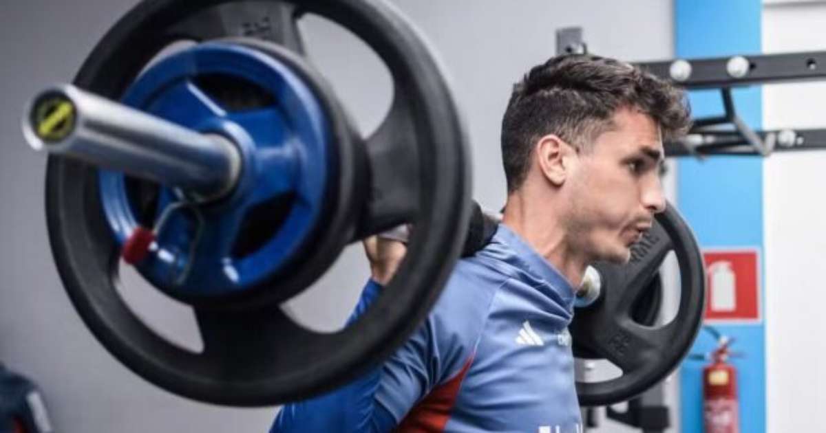 Recuperação de Dinenno em companhia de amigos durante férias no Cruzeiro.