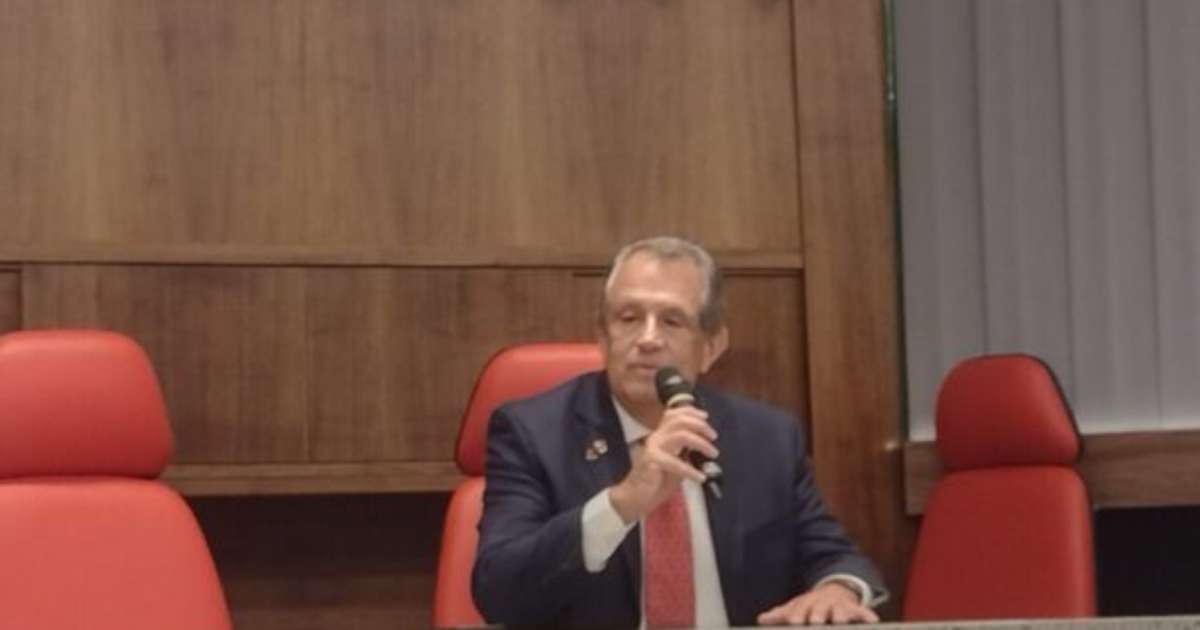 Presidente do Flamengo analisa contratações e projeta alterações no elenco.