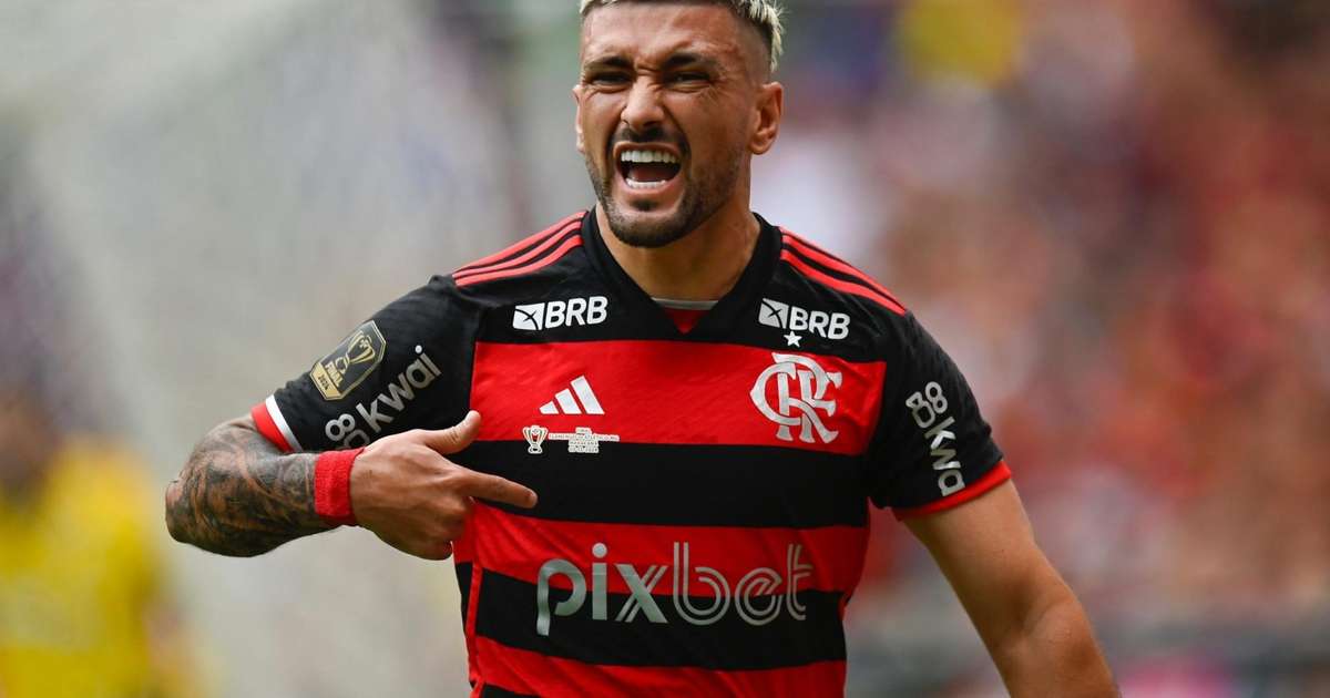 Flamengo critica demora na entrega da camisa 10 a Arrascaeta: prejuízo evidente