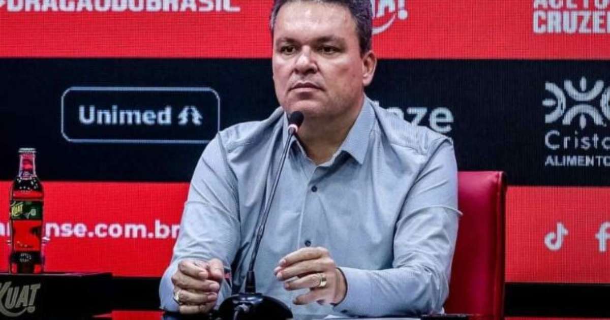 Presidente critica postura do Corinthians no mercado: falta de profissionalismo.