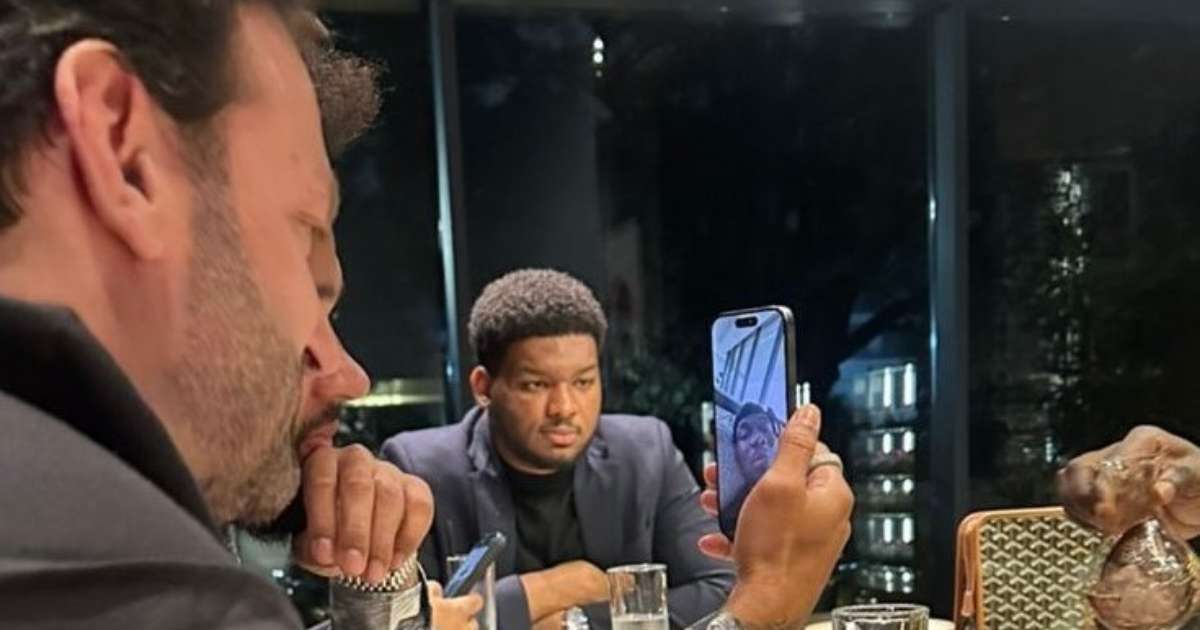 Diálogo entre Memphis, Pogba e dirigente do Corinthians durante encontro futebolístico.