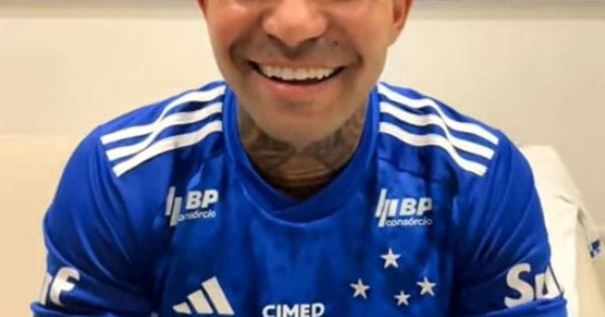 REFORÇO DE CRAQUE! Dudu demonstra felicidade ao retornar ao Cruzeiro para sua primeira entrevista.