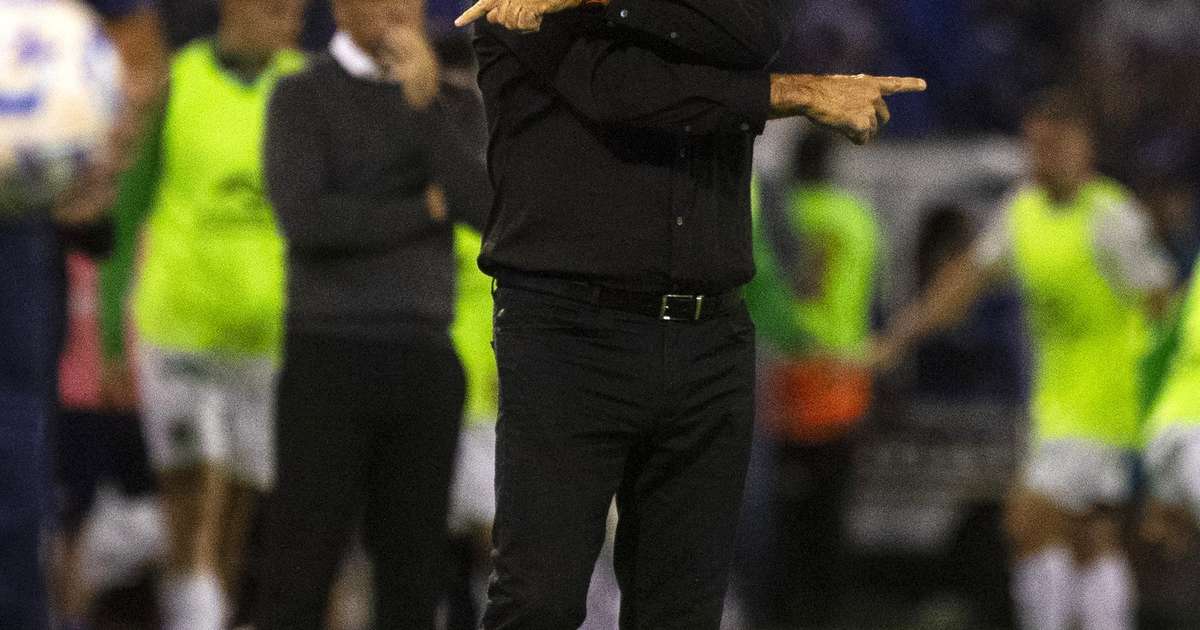 QUASE FECHADO! Grêmio avança para contratar campeão argentino como novo treinador de futebol